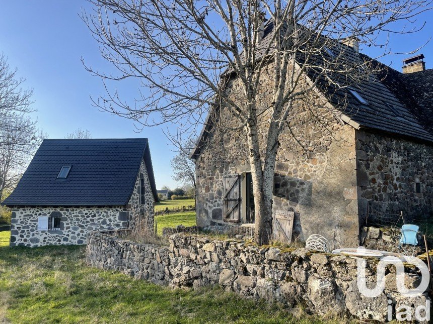 Maison 5 pièces de 110 m² à Saint-Cernin (15310)