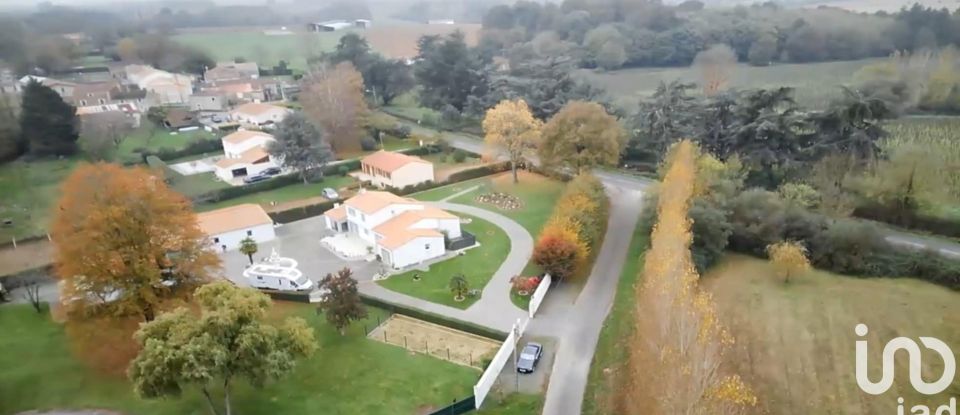 Maison traditionnelle 6 pièces de 170 m² à Chantonnay (85110)