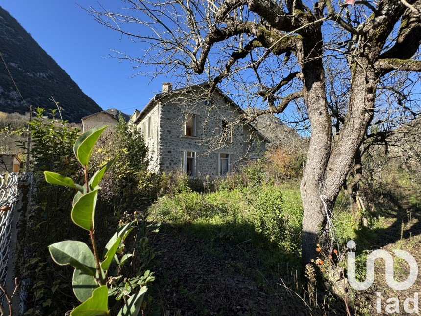 Maison traditionnelle 7 pièces de 142 m² à Niaux (09400)