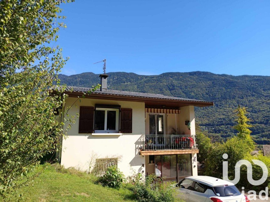 Maison traditionnelle 5 pièces de 103 m² à Saint-Rémy-de-Maurienne (73660)