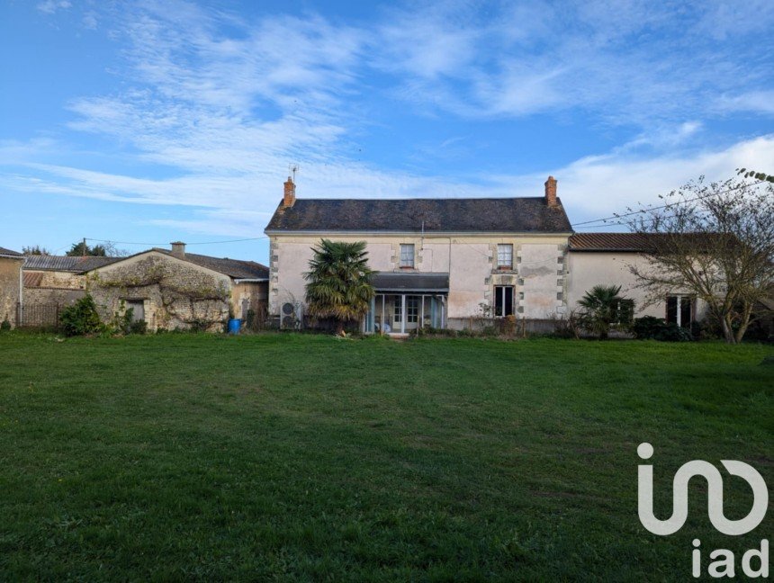 Maison de campagne 5 pièces de 124 m² à Saint-Léger-de-Montbrun (79100)