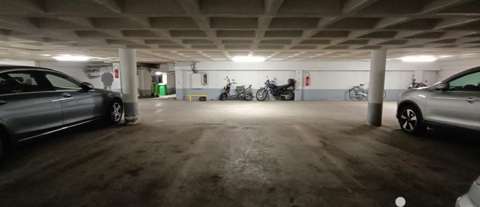 Parking of 10 m² in Paris (75020)