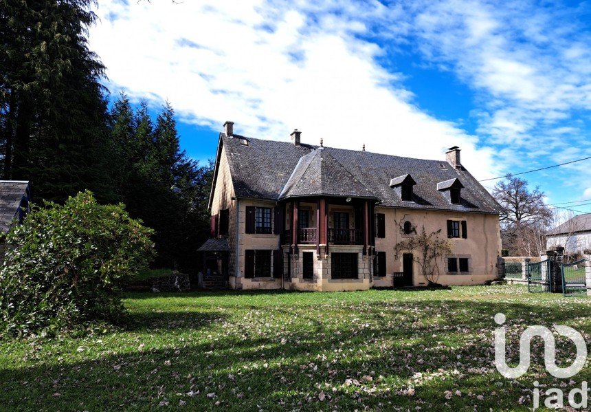 Mansion 9 rooms of 310 m² in Verneugheol (63470)