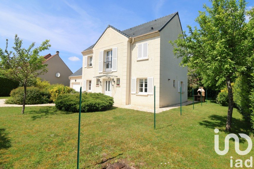 Traditional house 8 rooms of 166 m² in Saint-Rémy-lès-Chevreuse (78470)