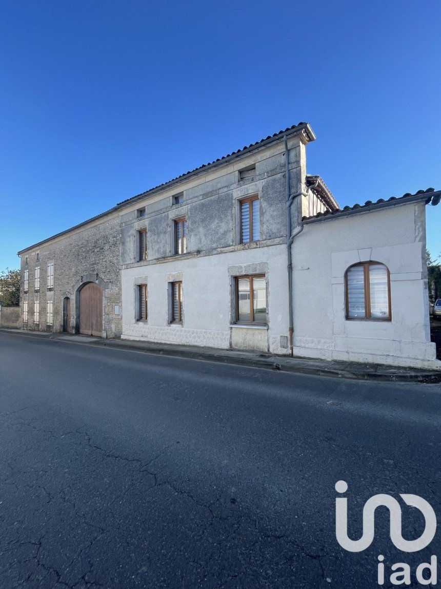 Maison 7 pièces de 140 m² à Sigogne (16200)