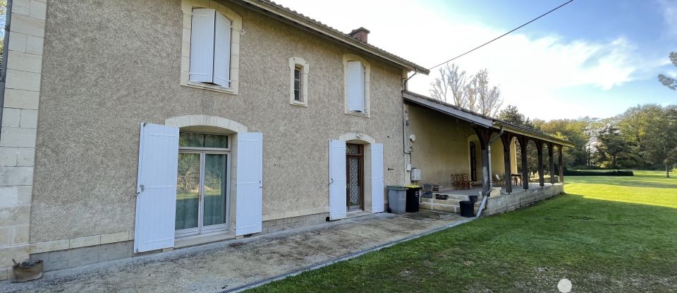 Maison traditionnelle 8 pièces de 283 m² à Rauzan (33420)