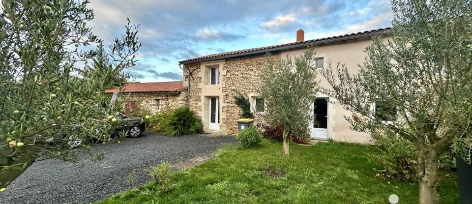 Maison 4 pièces de 140 m² à Louzy (79100)