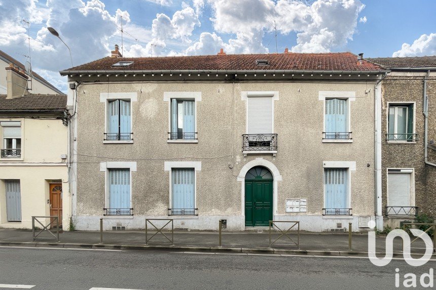 Building in Triel-sur-Seine (78510) of 300 m²