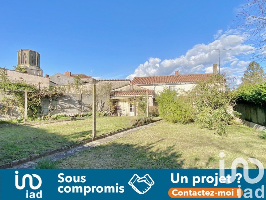 Maison traditionnelle 8 pièces de 127 m² à Vouvant (85120)