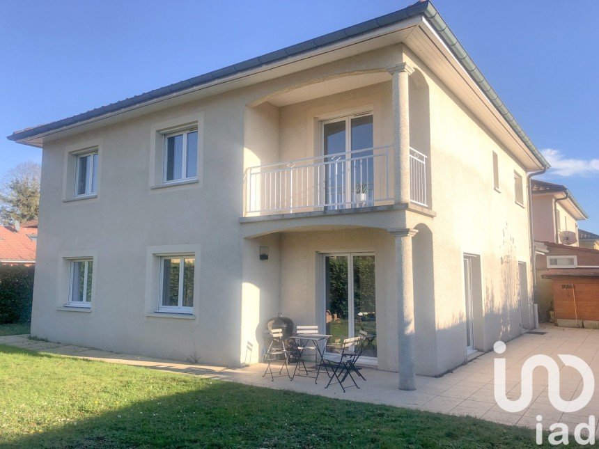 House 7 rooms of 175 m² in Saint-Genis-Pouilly (01630)