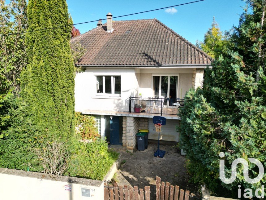 Traditional house 5 rooms of 115 m² in Villecresnes (94440)