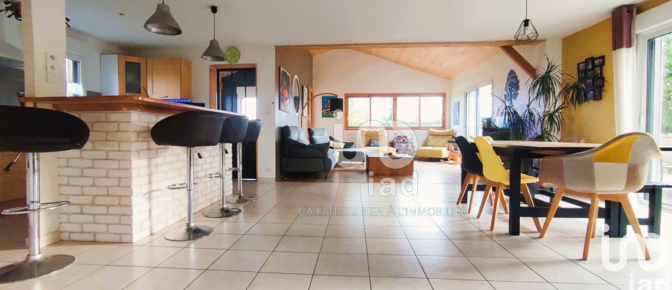 House 7 rooms of 126 m² in Fenioux (79160)