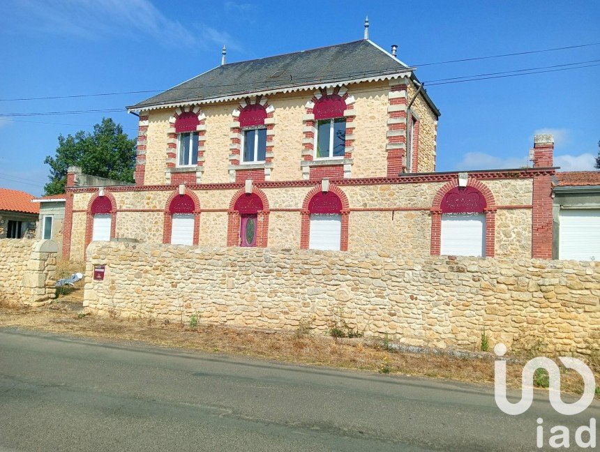 Maison 5 pièces de 130 m² à Saint-Léger-de-Montbrun (79100)