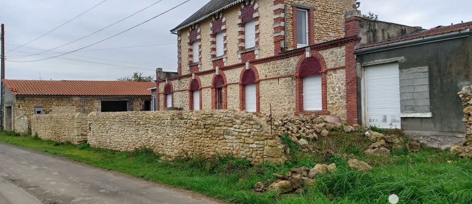 Maison 5 pièces de 130 m² à Saint-Léger-de-Montbrun (79100)