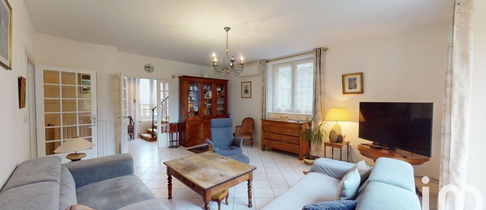 Traditional house 5 rooms of 160 m² in Vaux-le-Pénil (77000)