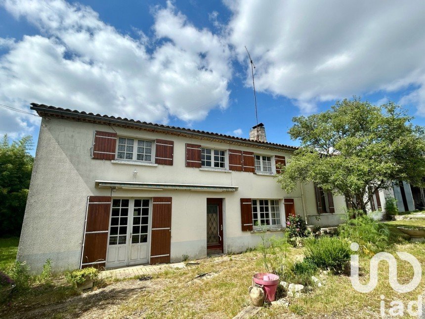 Country home 6 rooms of 198 m² in Saint-Pierre-du-Palais (17270)