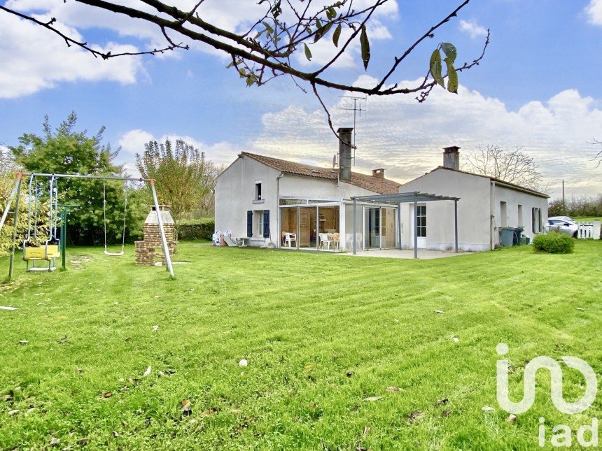 Maison traditionnelle 7 pièces de 166 m² à Foussais-Payré (85240)