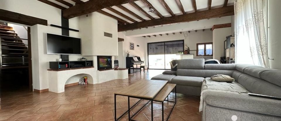 Maison 9 pièces de 238 m² à Castelsarrasin (82100)