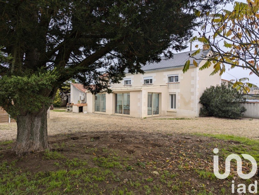 Longere 6 rooms of 150 m² in Saint-Léger-de-Montbrun (79100)