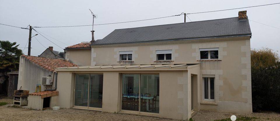 Longere 6 rooms of 150 m² in Saint-Léger-de-Montbrun (79100)