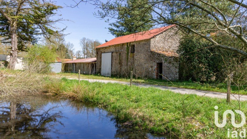 Barn conversion 2 rooms of 220 m² in Beaufou (85170)