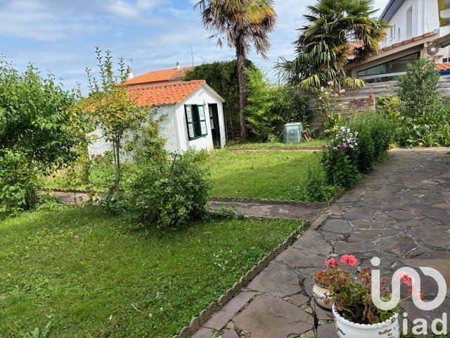 House 6 rooms of 143 m² in Anglet (64600)