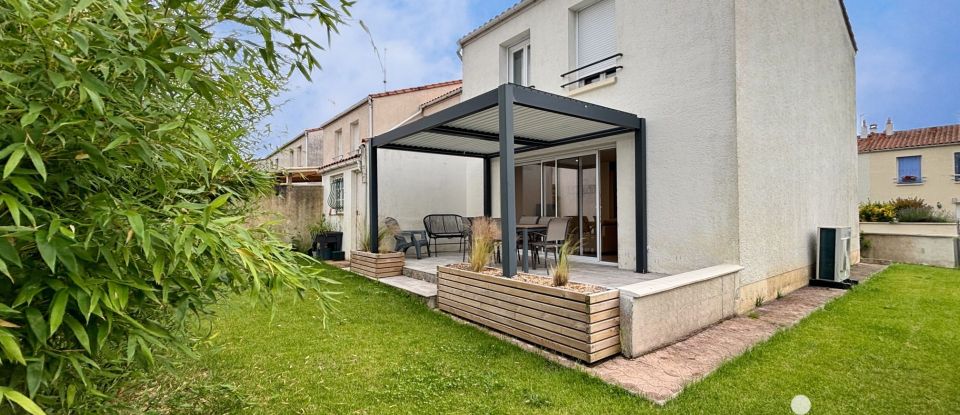 House 4 rooms of 96 m² in Saintes (17100)