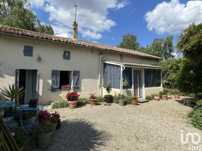 House 4 rooms of 95 m² in Clussais-la-Pommeraie (79190)