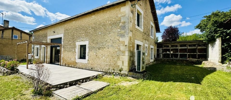 Maison 8 pièces de 222 m² à CÔTEAUX DU BLANZACAIS (16250)