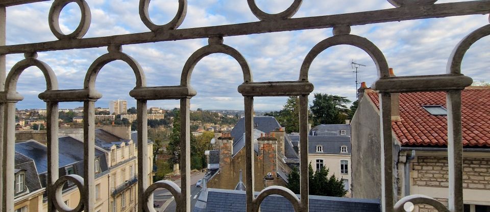 Apartment 6 rooms of 186 m² in Poitiers (86000)