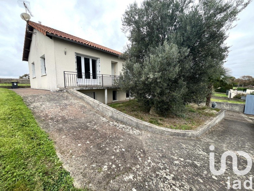 House 6 rooms of 123 m² in Châtillon-sur-Thouet (79200)