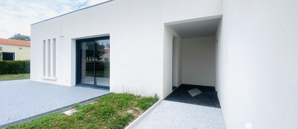 Architect house 4 rooms of 108 m² in Chaillevette (17890)