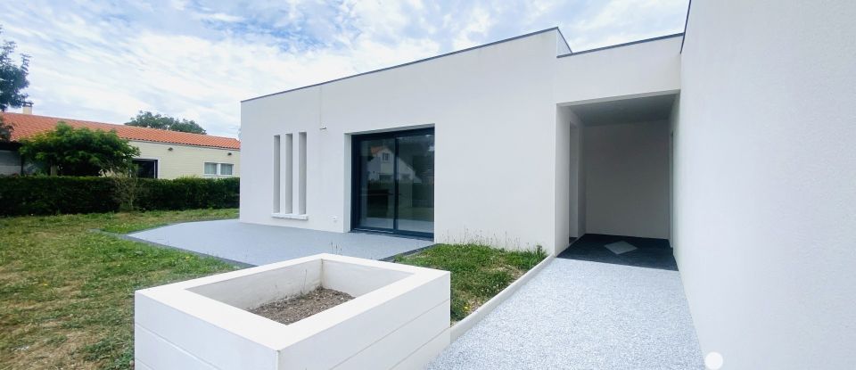 Architect house 4 rooms of 108 m² in Chaillevette (17890)