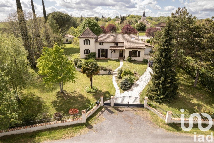 Maison 9 pièces de 232 m² à Châtignac (16480)