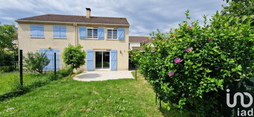 House 4 rooms of 75 m² in Savigny-le-Temple (77176)