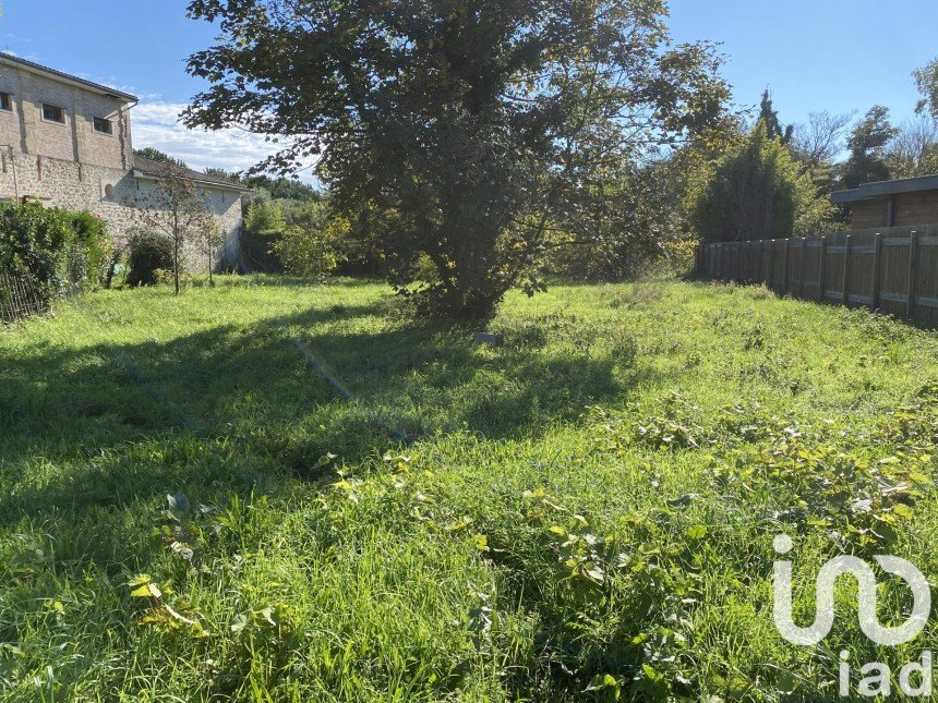 Land of 977 m² in Virelade (33720)