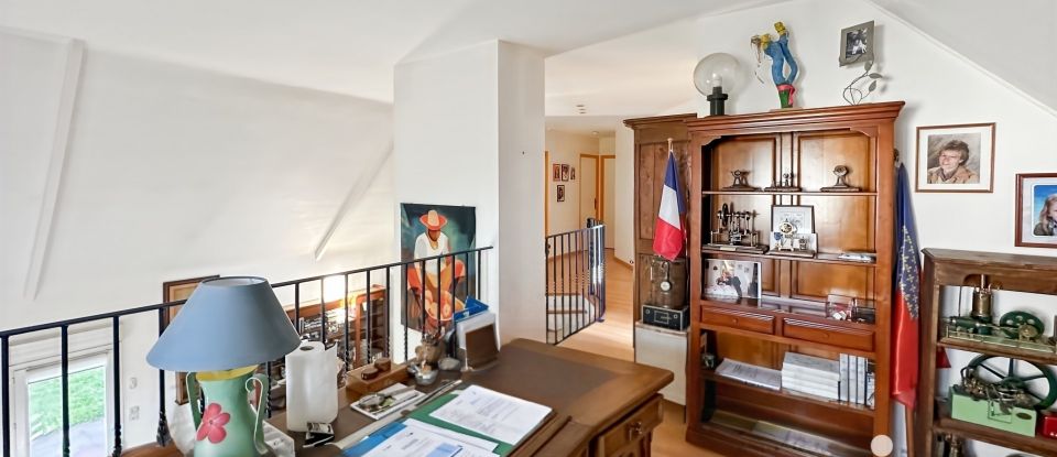 House 7 rooms of 165 m² in Locmiquélic (56570)