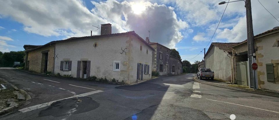 Maison de village 4 pièces de 72 m² à Chassiecq (16350)