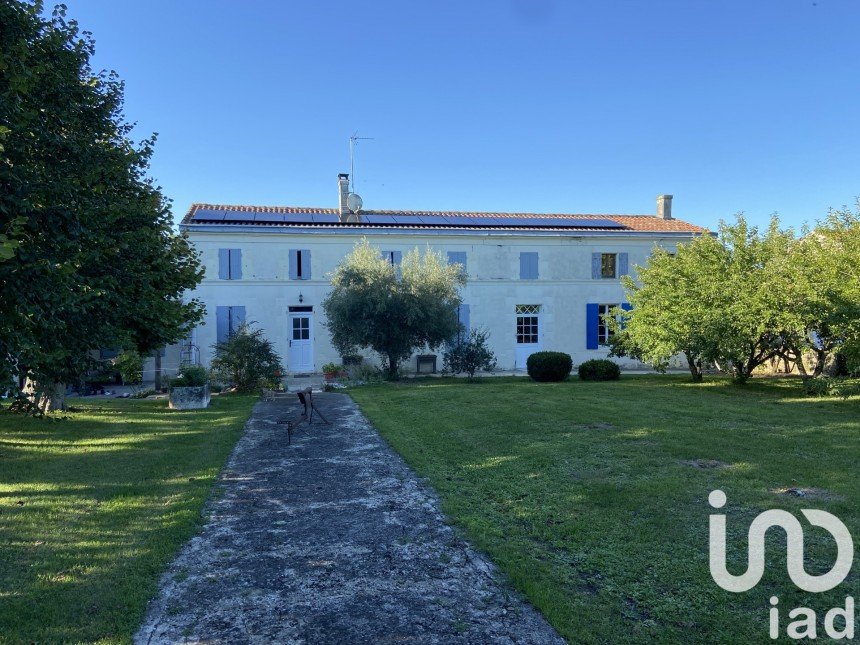 Maison traditionnelle 8 pièces de 177 m² à Torxé (17380)