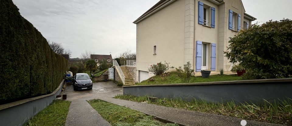 House 7 rooms of 140 m² in Varennes-Jarcy (91480)