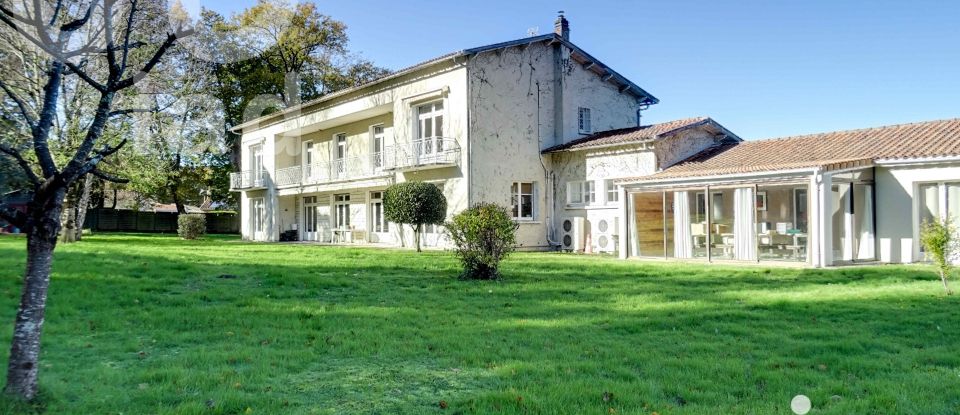 House 12 rooms of 486 m² in Roullet-Saint-Estèphe (16440)