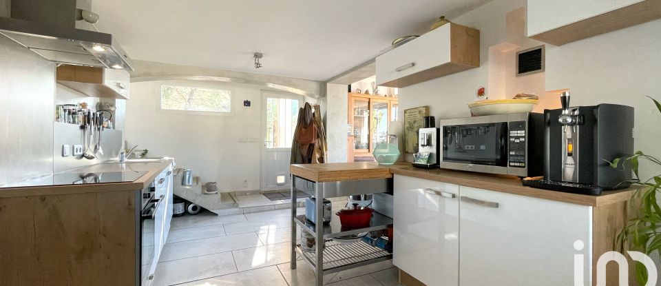 House 4 rooms of 120 m² in Saint-Mitre-les-Remparts (13920)