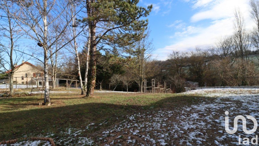 Land of 1,988 m² in Neuville (63160)