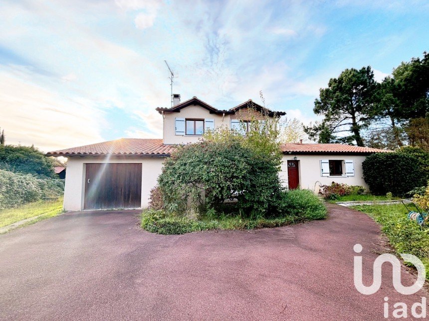 Traditional house 5 rooms of 176 m² in Pessac (33600)