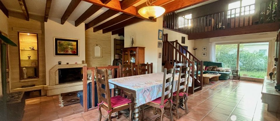 Traditional house 5 rooms of 176 m² in Pessac (33600)