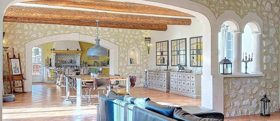 Bastide 8 pièces de 263 m² à Mouriès (13890)