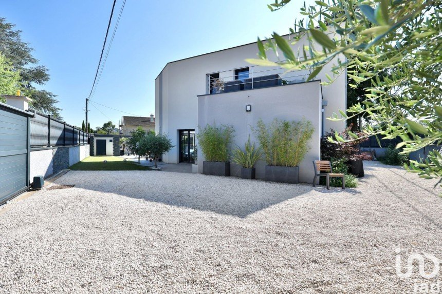 Maison 6 pièces de 152 m² à Saint-Genis-les-Ollières (69290)