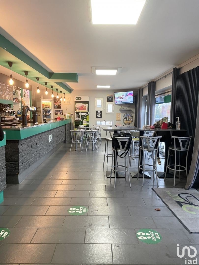 Bar of 150 m² in Laval (53000)