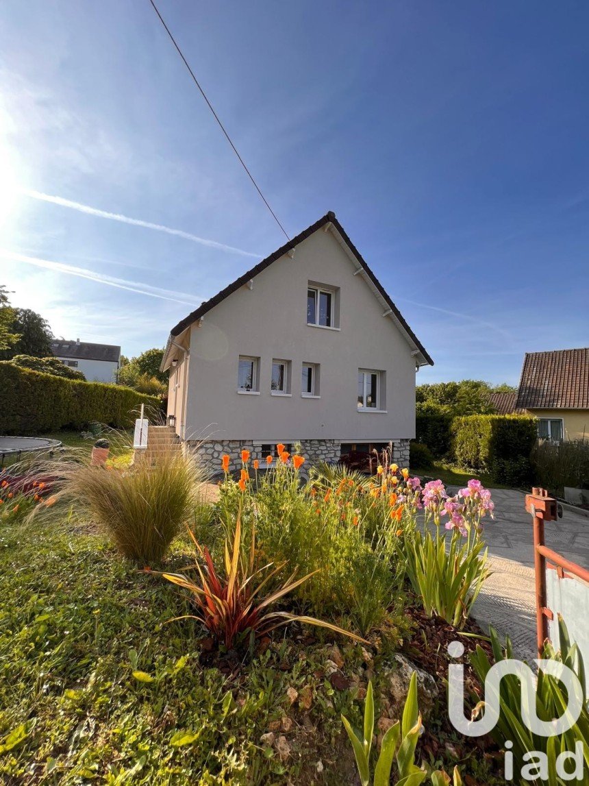 Traditional house 5 rooms of 90 m² in Saint-Nom-la-Bretèche (78860)