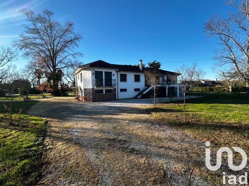 Maison traditionnelle 8 pièces de 377 m² à Bas-Mauco (40500)